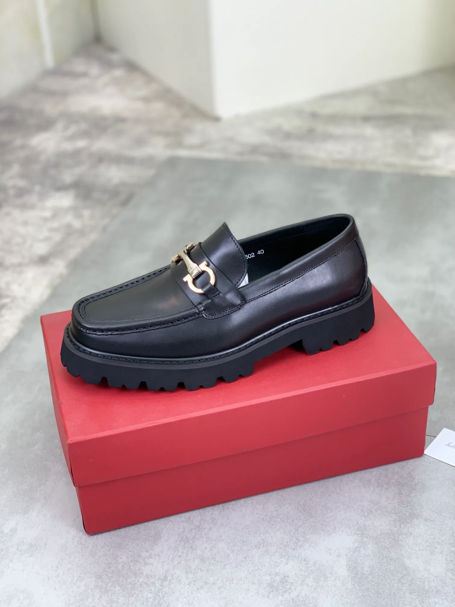 Men's Men's Shoes 💰P460💰[New Style] Water-dyed Niuli 🆘[Salvatore Ferragamo] Ferragamo's latest casual business leather shoes for men! Available at counters simultaneously! The fabric is made of specially imported original calfskin, the lining is made of imported water-dyed cowhide, and the original lightweight foam outsole is absolutely luxurious and leads the fashion trend. Matching code: 38-45; 3️⃣ colors available